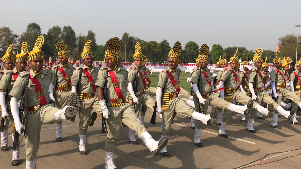 पी०ए०सी० बल की टुकड़ी मुख्य अतिथि माननीय राज्यपाल उ०प्र० श्री राम नाईक को सलामी देते हुए