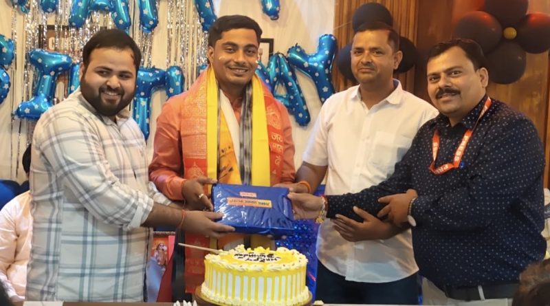 पूर्वांचल के लोकप्रिय एंकर अभय तिवारी का जन्मदिन धूमधाम से मनाया गया