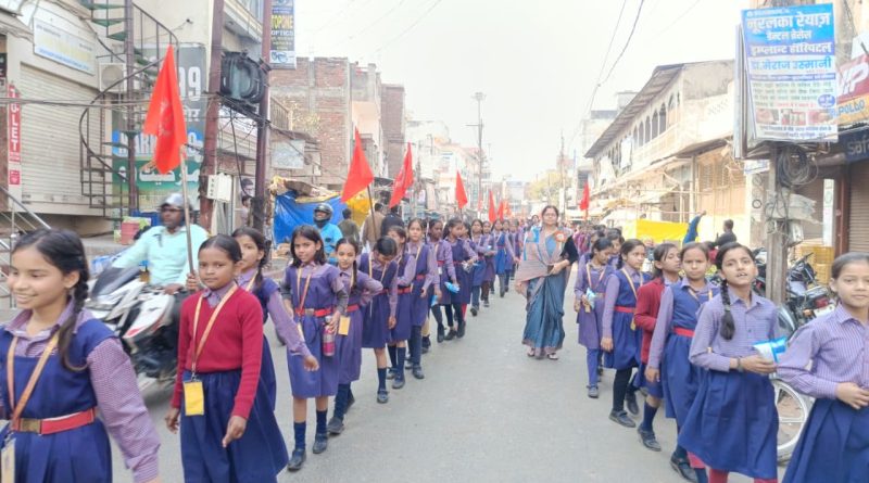 वैदिक मंत्रों की गूंज से गूंजा मऊ, आर्य समाज का निकला भव्य शोभायात्रा 