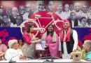 दादी-मां की स्मृति में अखिलेश यादव द्वारा मऊ की बेटी सम्मानित