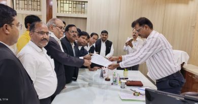 निजी स्कूलों के खिलाफ अभिभावकों का प्रदर्शन, सात सूत्रीय मांगों का ज्ञापन सौंपा