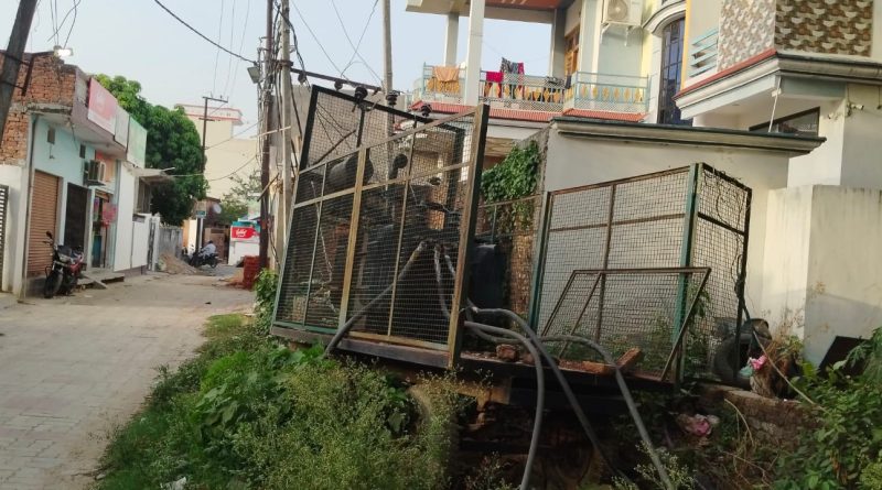 निजी जमीन पर खड़े ट्राली ट्रांसफार्मर को हटाने की मांग, जिलाधिकारी को सौंपा ज्ञापन